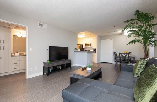 Little Armenia Apartamento | Snazzy 2bed Apt w/Rooftop pool & Hollywood Sign Views