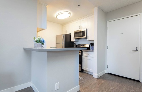 Little Armenia Apartamento | Snazzy 2bed Apt w/Rooftop pool & Hollywood Sign Views