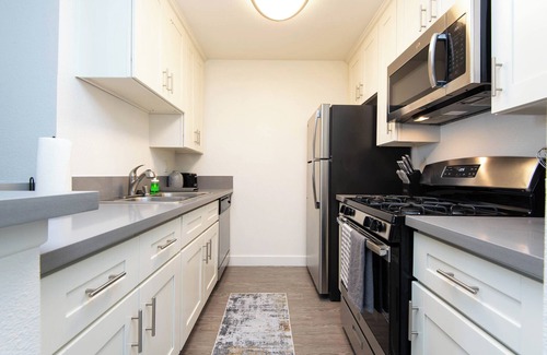 Little Armenia Apartamento | Snazzy 2bed Apt w/Rooftop pool & Hollywood Sign Views