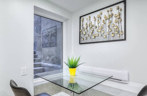 Cabbagetown South Apartamento | Snazzy 2BR Suite near Dundas Square