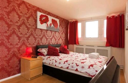 Nottingham City Centre Apartamento | "Snooze Central" - City Centre Apartments above Victoria Centre Shopping Centre with full Kitchen in Milton Street - up to 4 Beds - most Central Location next to the Hilton Hotel - Outdoor Parking for Cars or Vans five pounds a day - Sunday 1pm Check-Out