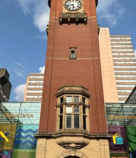 Nottingham City Centre Apartamento | "Snooze Central" - City Centre Apartments above Victoria Centre Shopping Centre with full Kitchen in Milton Street - up to 4 Beds - most Central Location next to the Hilton Hotel - Outdoor Parking for Cars or Vans five pounds a day - Sunday 1pm Check-Out