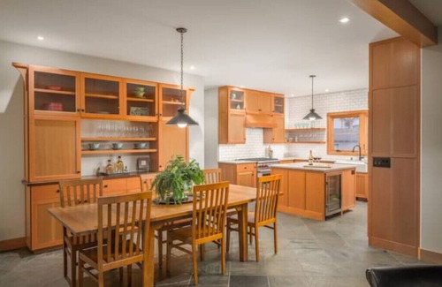 Downtown Cabaña | SNOW BIRDS Monthly discounts available! 4 bed remodeled stunning bungalow!