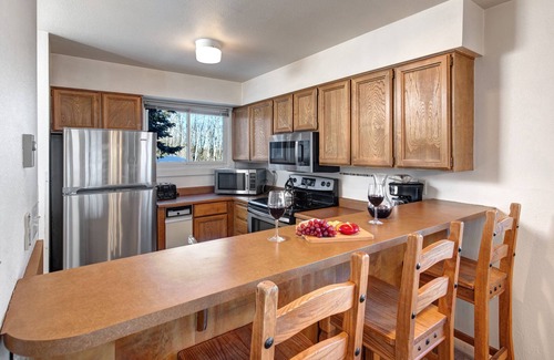 North Park City Condominio | Snow Flower 141 2 Bedroom Condo by RedAwning