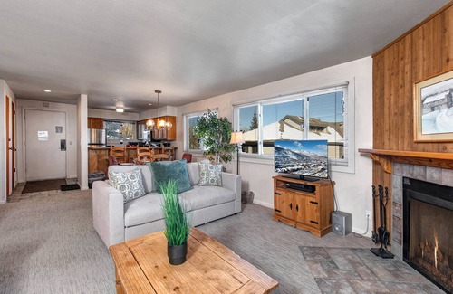 North Park City Condominio | Snow Flower 141 2 Bedroom Condo by RedAwning
