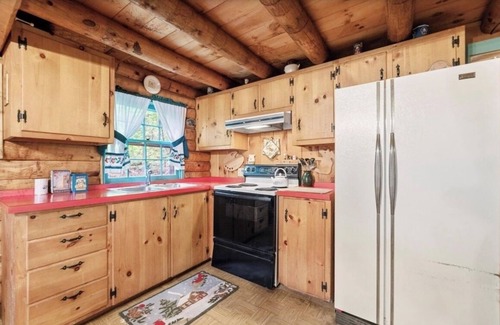 Wardsboro Casa | Snow Mountain Lodge- 6 miles from Mt Snow. Ski, Indoor Pool, Golf, Hike, Relax!
