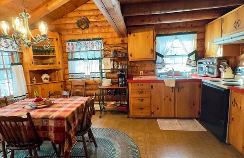 Wardsboro Casa | Snow Mountain Lodge- 6 miles from Mt Snow. Ski, Indoor Pool, Golf, Hike, Relax!