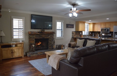 Summit Estates Casa | Snow Summit Getaway 3 Bedroom Apts by RedAwning