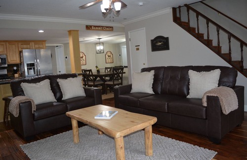 Summit Estates Casa | Snow Summit Getaway 3 Bedroom Apts by RedAwning