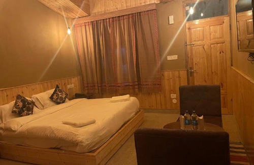 New Manali Hotel | Snow Village