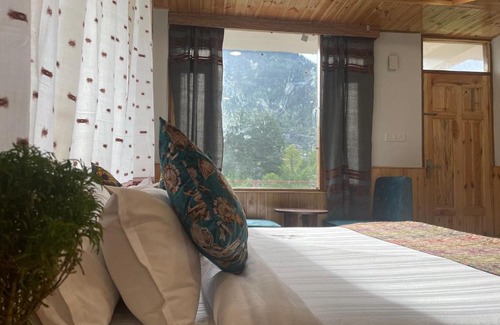 New Manali Hotel | Snow Village
