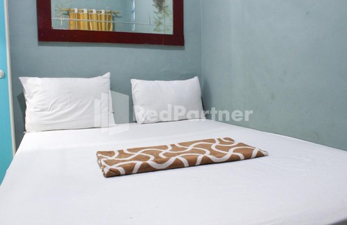 Jelambar Hotel | Snow White Residence near Grogol Mitra RedDoorz