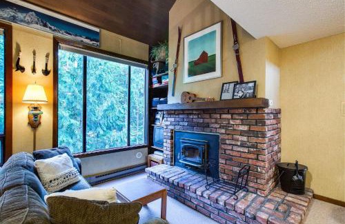 Glacier Casa | Snowater Condo 59 - A Great Family Condo With a Cabin Feel