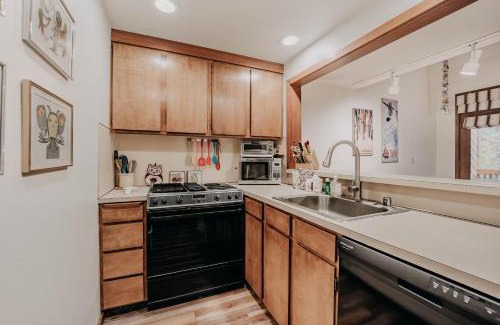 Glacier Apartamento | Snowater Condo 91 - Wi-Fi - Pets Ok - Sleeps 6