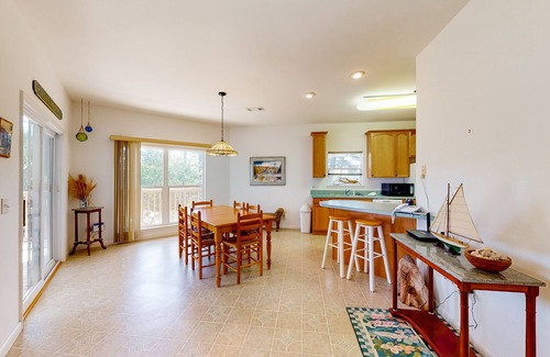 Sea Palm Village Casa | Snowbird-friendly home near the beach with deck, outdoor shower, W/D