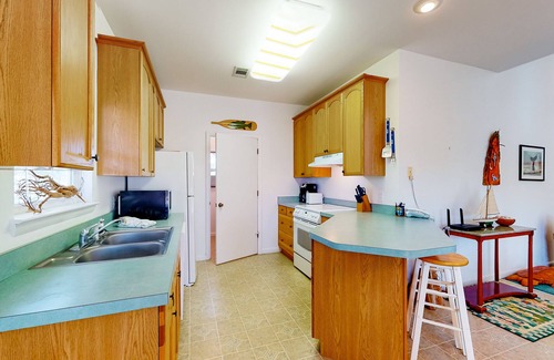 Sea Palm Village Casa | Snowbird-friendly home near the beach with deck, outdoor shower, W/D