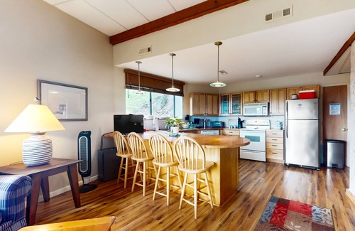 Sky Valley Cabina | Snowbird-friendly cabin with amazing mountain views, porch & central AC