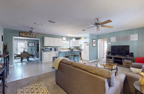 South Bradenton Casa | Snowbird-friendly home with enclosed yard, deck, grill, central AC
