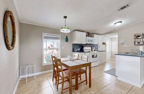 Key Largo Village Casa | Snowbird-Friendly Home with Central AC, High-Speed WiFi, and Washer/Dryer