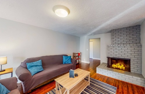Central Oregon Casa | Snowbird-Friendly Home with Private Washer/Dryer, Fast WiFi, Yard, & A/C