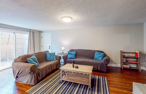 Central Oregon Casa | Snowbird-Friendly Home with Private Washer/Dryer, Fast WiFi, Yard, & A/C