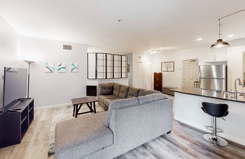 Civic Core Apartamento | Snowbird-friendly studio near ocean with pool, hot tub, gym, balcony - dogs OK