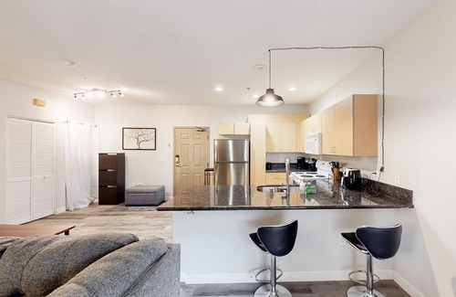 Civic Core Apartamento | Snowbird-friendly studio near ocean with pool, hot tub, gym, balcony - dogs OK