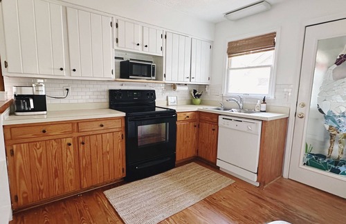 Ocean Ridge Cabaña | Snowbird-friendly island cottage with fairway views, lanai, & AC - dogs welcome