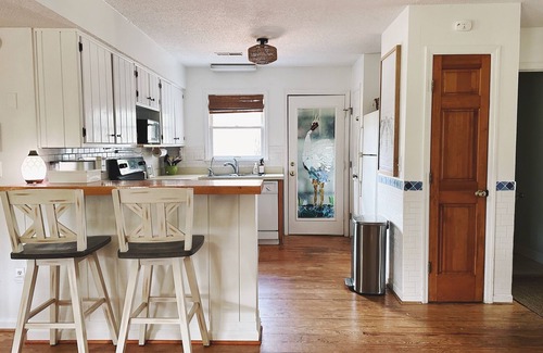 Ocean Ridge Cabaña | Snowbird-friendly island cottage with fairway views, lanai, & AC - dogs welcome