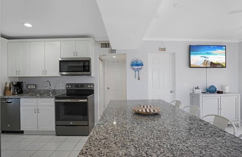 Marathon Villa | “Snowbird Paradise: Your Sunny Winter Escape in Marathon!"