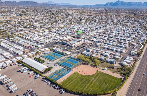 East Mesa Casa | Snowbird's Delight. Great 55+ community. Park Model home w/unlimited pickleball!