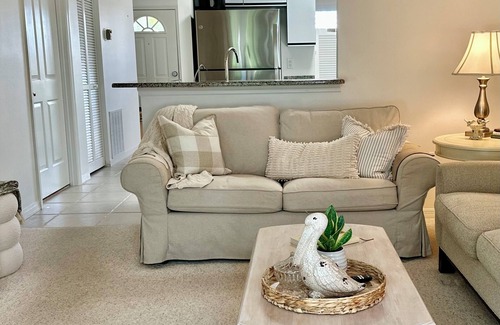Wabasso Beach Condominio | Vero Beach Charming “Cottage Condo”. Short walk to beach. Free Cleaning!