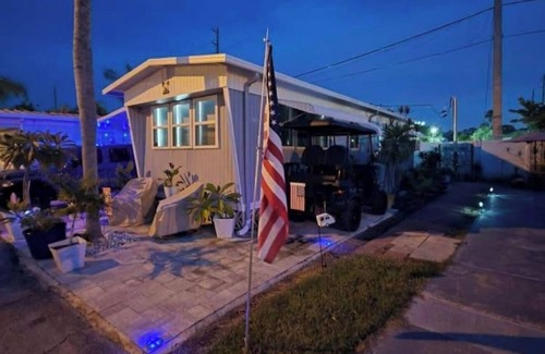 Bradenton Casa | Snowbirds welcome just 10 miles from Anna Maria Island.