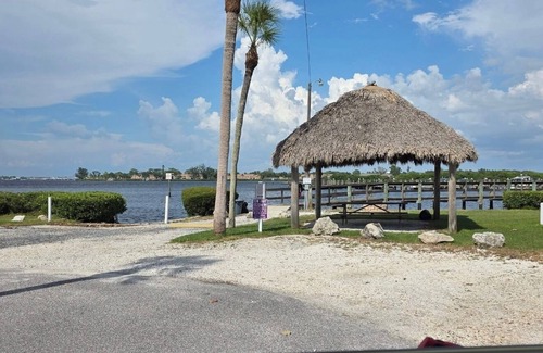 Bradenton Casa | Snowbirds welcome just 10 miles from Anna Maria Island.