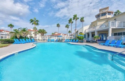 Corpus Christi Casa | Snowbirds Winter Texans Retired Couples Welcome! Heated Pool Hot Tub Gym