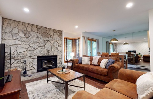 Mammoth Lakes Condominio | Snowcreek III 441 Pet-Friendly, BBQ Grill, Updated and On the Snowcreek Meadow by RedAwning