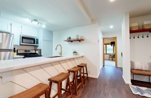 Mammoth Lakes Condominio | Snowcreek III 441 Pet-Friendly, BBQ Grill, Updated and On the Snowcreek Meadow by RedAwning
