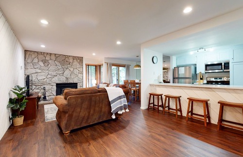 Mammoth Lakes Condominio | Snowcreek III 441 Pet-Friendly, BBQ Grill, Updated and On the Snowcreek Meadow by RedAwning