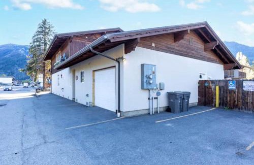 Leavenworth Casa | Snowcreek Suite - Cedar - ADA- Hot Tub - Kitchenette