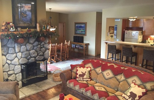Mammoth Lakes Casa | Snowcreek V, 2/2 Family Fun & Dog-friendly Mountain Retreat!