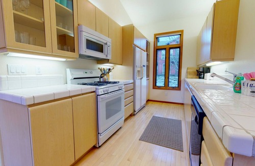 Mammoth Lakes Condominio | Snowcreek V 933 Bright and Spacious, Private BBQ, Washer Dryer, Pet-Friendly by RedAwning