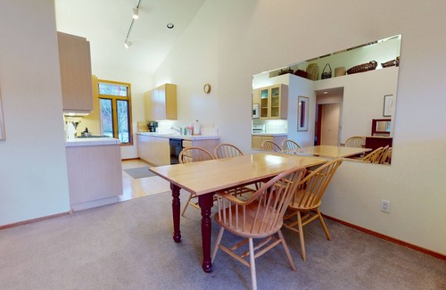Mammoth Lakes Condominio | Snowcreek V 933 Bright and Spacious, Private BBQ, Washer Dryer, Pet-Friendly by RedAwning