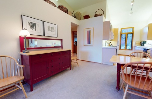 Mammoth Lakes Condominio | Snowcreek V 933 Bright and Spacious, Private BBQ, Washer Dryer, Pet-Friendly by RedAwning