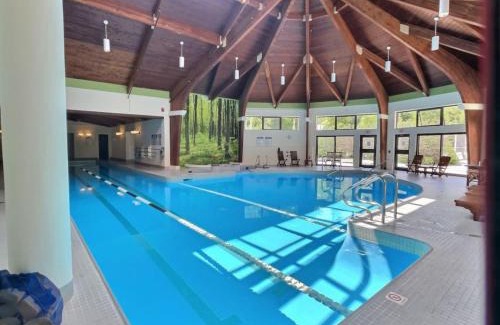 Killington Casa | Snowcub- AC, Pool, Hot tub, Tennis, Grill!