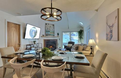 Killington Casa | Snowcub- AC, Pool, Hot tub, Tennis, Grill!