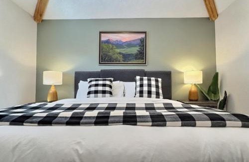 Killington Casa | Snowcub- AC, Pool, Hot tub, Tennis, Grill!