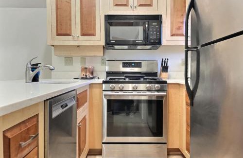 Killington Casa | Snowcub- AC, Pool, Hot tub, Tennis, Grill!