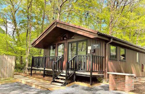Llanybri Chalet De Esquí | Snowdrop 10-Hot Tub-Woodlandlodges-St Clears-Pembrokeshire