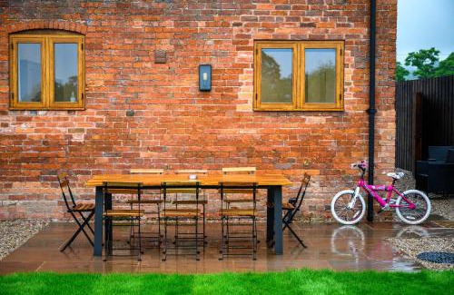 Wollerton Casa | SNOWDROP BARN - Located in Shropshire, great stay for friends & families with a hot tub