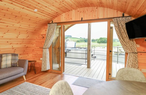 St Harmon Casa | SNOWDROP, pet friendly, with hot tub in Rhayader